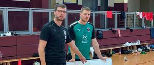 Mit System. Siewert (l.) bei der taktischen Arbeit mit dem Team.