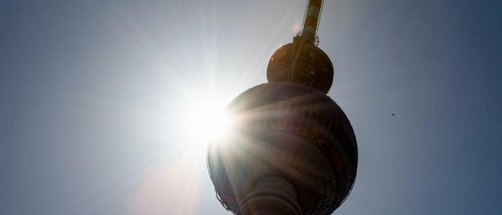 Die Sonne scheint hinter dem Berliner Fernsehturm.