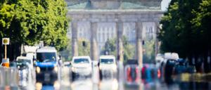 Die Hitze erzeugt ein Flimmern über der Straße des 17. Juni vor dem Brandenburger Tor.