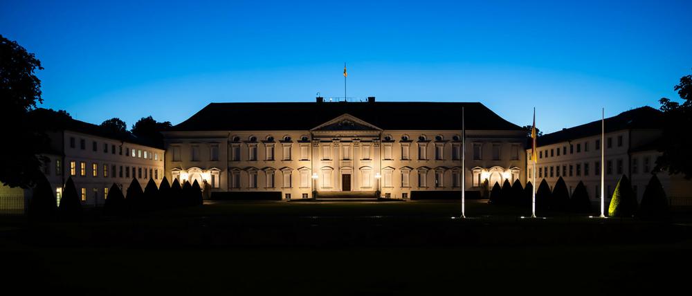 Schloss Bellevue ist in der Abenddämmerung zu sehen. Der Berliner Amtssitz des Bundespräsidenten wird nachts in der Regel nicht mehr angestrahlt, um Strom zu sparen.