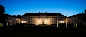 Schloss Bellevue ist in der Abenddämmerung zu sehen. Der Berliner Amtssitz des Bundespräsidenten wird nachts in der Regel nicht mehr angestrahlt, um Strom zu sparen.