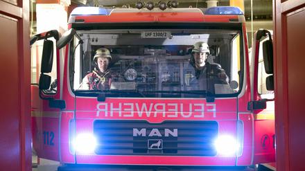 Löschfahrzeug der Berliner Feuerwehr im Einsatz. (Symbolbild)