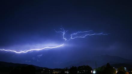 In Deutschland wird es blitzen (hier zu sehen: Ein Gewitter über dem Tennengebirge in Österreich).
