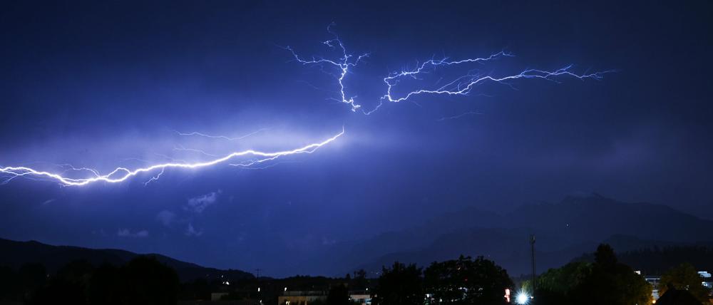 In Deutschland wird es blitzen (hier zu sehen: Ein Gewitter über dem Tennengebirge in Österreich).
