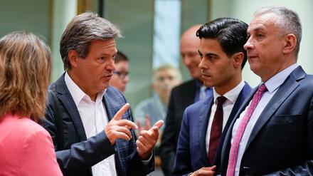 Der deutsche Wirtschaftsminister Robert Habeck (2.v.l) und seine Kollegen.