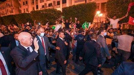 Präsident Kais Saied lässt sich am Montagabend in Tunis feiern. 