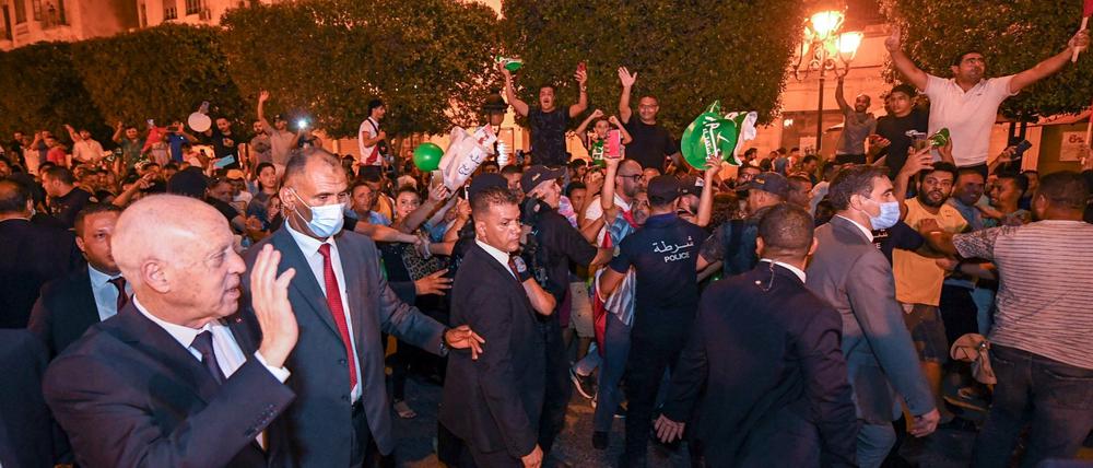 Präsident Kais Saied lässt sich am Montagabend in Tunis feiern.