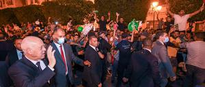 Präsident Kais Saied lässt sich am Montagabend in Tunis feiern. 