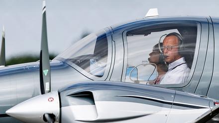 CDU-Chef Friedrich Merz und seine Frau Charlotte sind mit ihrem Privatflieger zur Lindner-Hochzeit nach Sylt gekommen. (Archivbild)