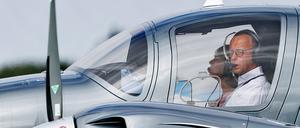 CDU-Chef Friedrich Merz und seine Frau Charlotte sind mit ihrem Privatflieger zur Lindner-Hochzeit nach Sylt gekommen. (Archivbild)