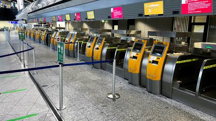 Keiner da? Bei der Lufthansa fallen am Mittwoch die allermeisten Flüge aus.. 
