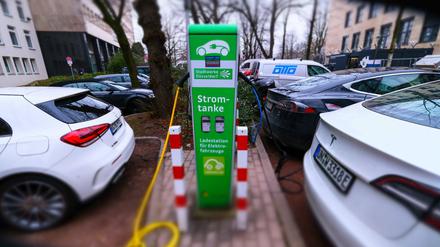 Eine Ladestation für Elektro-Autos. 