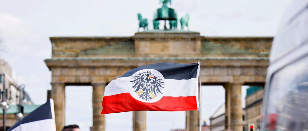 Reichsbürgerflaggen bei einer Demonstration 2021 vor dem Brandenburger Tor in Berlin.