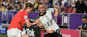 Sara Däbritz (r.), hier im Zweikampf mit Österreichs Carina Wenninger, spielt seit drei Jahren in Frankreich.