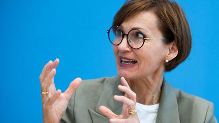 Bettina Stark-Watzinger macht bei einer Pressekonferenz mit beiden Händen eine zupackende Geste.