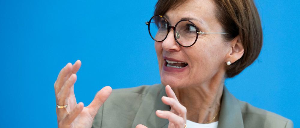 Bettina Stark-Watzinger macht bei einer Pressekonferenz mit beiden Händen eine zupackende Geste.