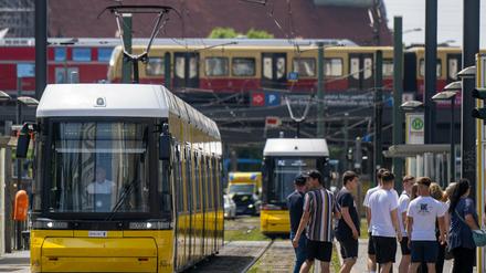 Viel öffentlicher Nahverkehr am Alexanderplatz.