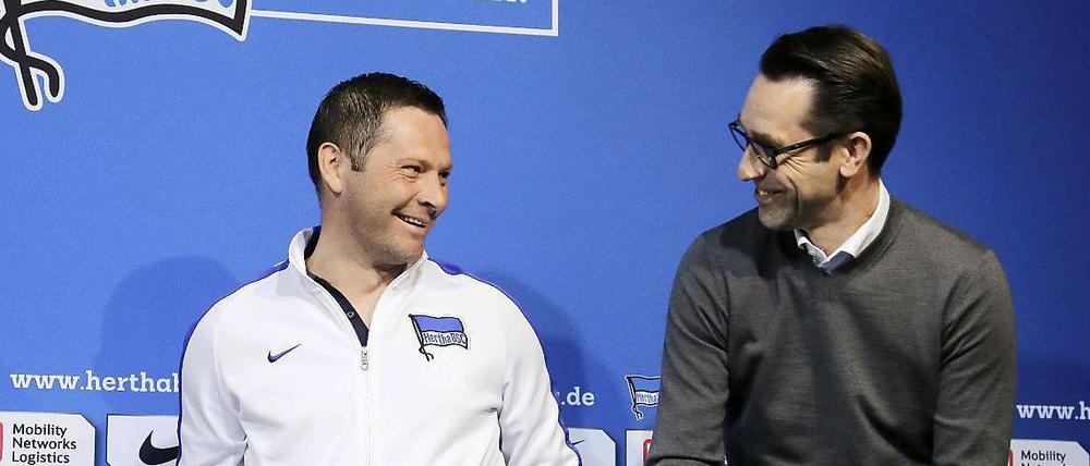Wollen weiter zusammen arbeiten. Trainer Pal Dardai (li.) und Hertha-Geschäftsführer Michael Preetz.