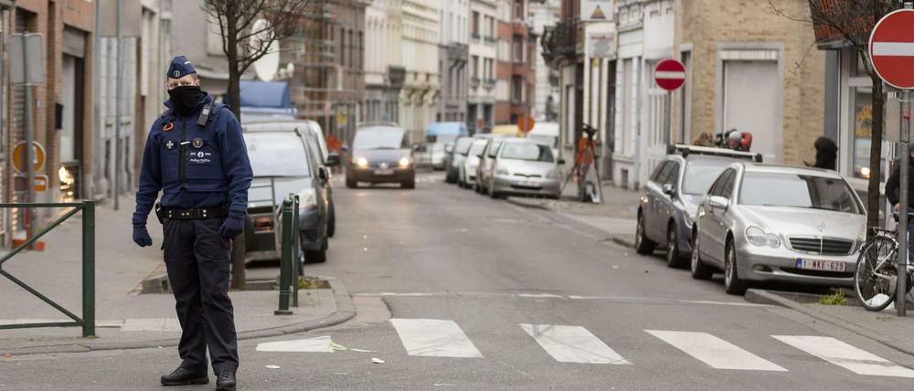 Ein Polizist in Molenbeek.