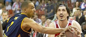 Hand drauf. Bayerns Djedovic (r.,) war mit 21 Punkten bester Werfer des Spiels.