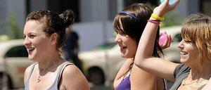 Mädchen werfen Wasserbomben.