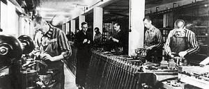 Häftlinge des KZ Dachau bei der Herstellung von Waffen
