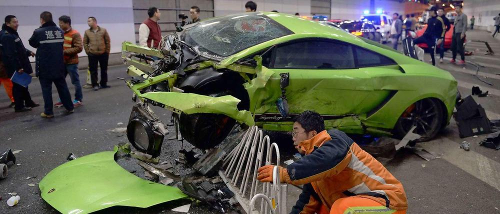 Der nach einem Unfall mit einem Ferrari verunglückt Lamborghini in einem Tunnel in Peking, China.