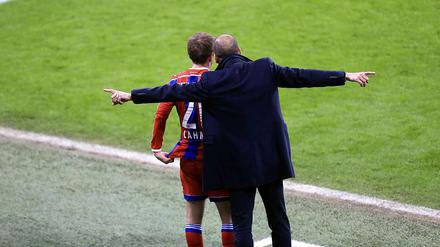 Nach seiner Verletzung steht BAyern-Kapitän Philipp Lahm (li.) seinem Trainer Pep Guardiola wieder zur Verfügung.