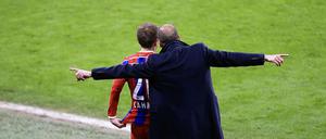 Nach seiner Verletzung steht BAyern-Kapitän Philipp Lahm (li.) seinem Trainer Pep Guardiola wieder zur Verfügung.