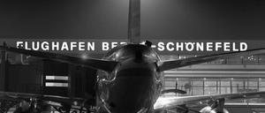 Der Flughafen Berlin-Schönefeld bei Nacht (Archivbild).