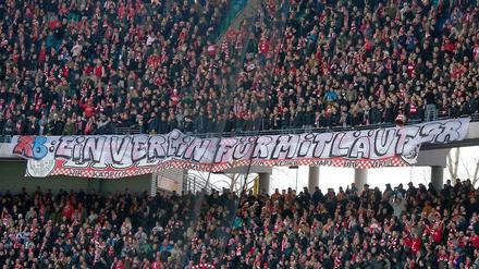 "RB: Ein Verein für Mitläufer" - Das Banner der Union-Fans beim Auswärtsspiel gegen RB Leipzig.