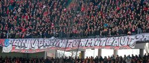 "RB: Ein Verein für Mitläufer" - Das Banner der Union-Fans beim Auswärtsspiel gegen RB Leipzig.