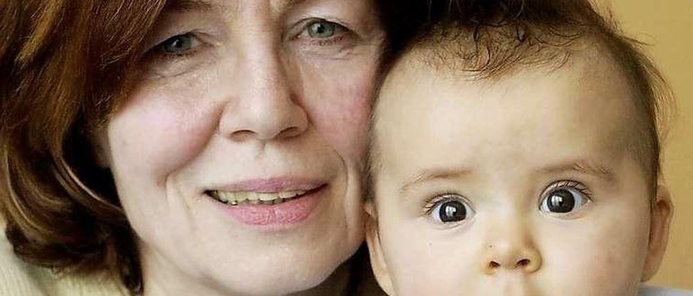 Annegret R. mit ihrem 13. Kind Leila im Jahr 2005. 