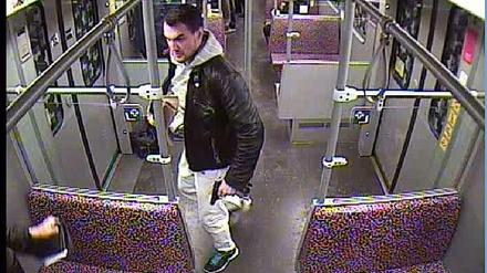 Mit diesem Foto einer Überwachungskamera fahndet die Polizei Berlin nach einem dringend tatverdächtigen Mann, der am 3. März in der U7 einen 68-Jährigen überfallen haben könnte.