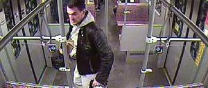 Mit diesem Foto einer Überwachungskamera fahndet die Polizei Berlin nach einem dringend tatverdächtigen Mann, der am 3. März in der U7 einen 68-Jährigen überfallen haben könnte.