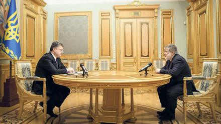 Das war’s. Präsident Petro Poroschenko (links) hat sich von dem Milliardär Igor Kolomoiski verabschiedet, der mit seinem Geld den Kampf gegen Separatisten finanzierte.