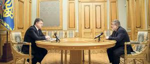 Das war’s. Präsident Petro Poroschenko (links) hat sich von dem Milliardär Igor Kolomoiski verabschiedet, der mit seinem Geld den Kampf gegen Separatisten finanzierte.