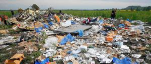 Trümmer und Blumen am Absturzort der MH17.