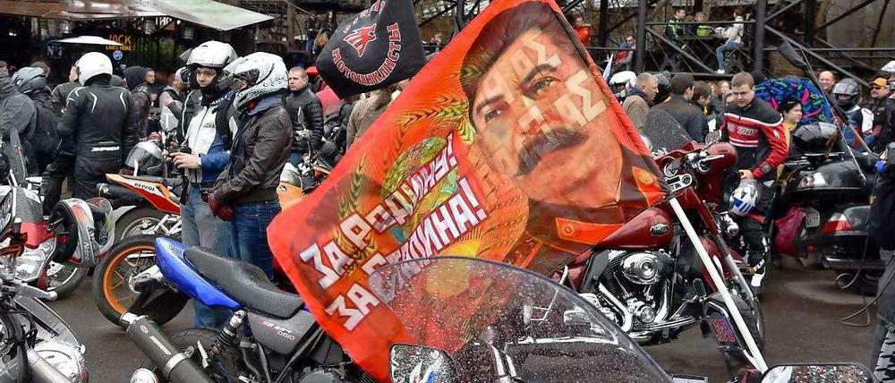 "Es lebe Stalin!". Die "Nachtwölfe" sind in Moskau zu ihrer "Siegsfahrt" nach Berlin gestartet.