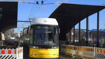 Ring, ring! Die Straßenbahn rumpelt seit einigen Monaten an der neuen Haltestelle vorbei, die allerdings so aussieht, als könnte sie noch einmal neu betoniert werden.