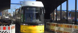 Ring, ring! Die Straßenbahn rumpelt seit einigen Monaten an der neuen Haltestelle vorbei, die allerdings so aussieht, als könnte sie noch einmal neu betoniert werden.