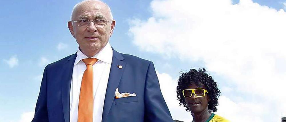 Michael van Praag, 67, ist Präsident des Niederländischen Fußball-Verbands. Zudem ist er Mitglied des Exekutivkomitees der Uefa. Der frühere Schiedsrichter war von 1989 bis 2003 auch Präsident von Ajax Amsterdam.