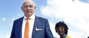 Michael van Praag, 67, ist Präsident des Niederländischen Fußball-Verbands. Zudem ist er Mitglied des Exekutivkomitees der Uefa. Der frühere Schiedsrichter war von 1989 bis 2003 auch Präsident von Ajax Amsterdam.