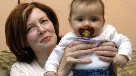 Kinderglück. Annegret Raunigk mit einem ihrer 13 Kinder. Jetzt ist sie wieder schwanger.