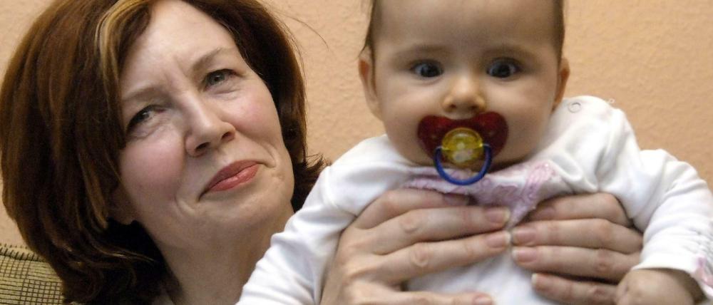Kinderglück. Annegret Raunigk mit einem ihrer 13 Kinder. Jetzt ist sie wieder schwanger.