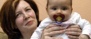 Kinderglück. Annegret Raunigk mit einem ihrer 13 Kinder. Jetzt ist sie wieder schwanger.