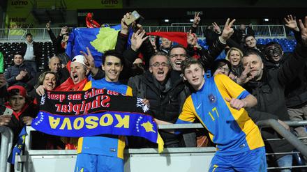 Auf den Kopf gestellt. Nach dem Spiel zwischen dem inoffiziellen Nationalteam des Kosovos und Albanien ging es auf den Tribünen sehr emotional zu. 