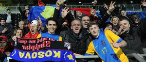 Auf den Kopf gestellt. Nach dem Spiel zwischen dem inoffiziellen Nationalteam des Kosovos und Albanien ging es auf den Tribünen sehr emotional zu. 