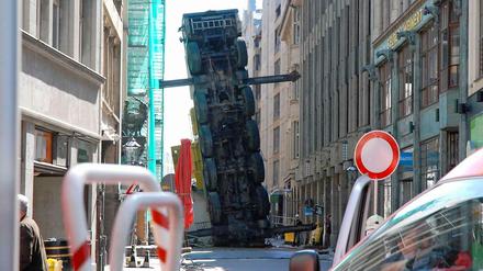 Ein Mobiler Baukran ist am Sonntag in der Nikolaistrasse in Leipzig aus noch ungeklärten Gründen umgestürzt. Der Kranfahrer kam dabei ums Leben.
