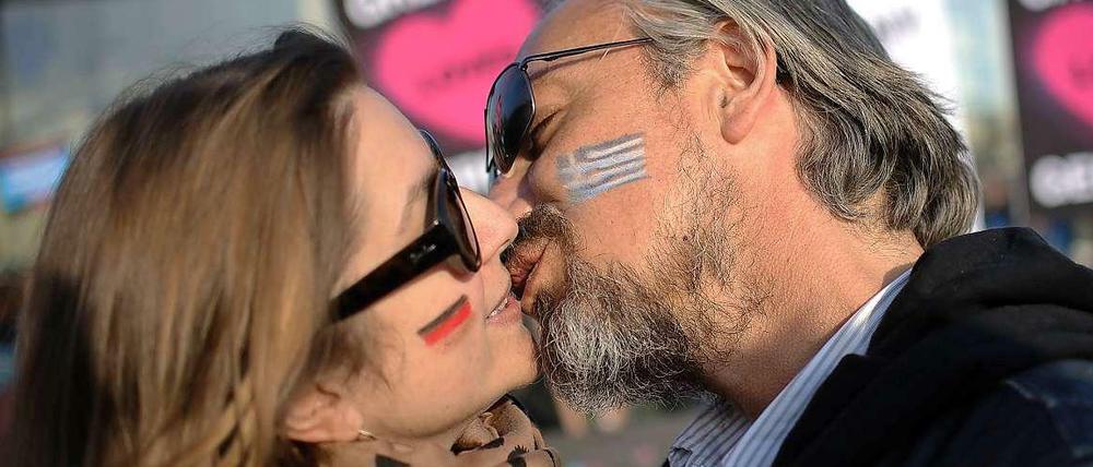 Nicht immer so harmonisch: Karmen (links) und Astos (rechts) küssen sich demonstrativ.